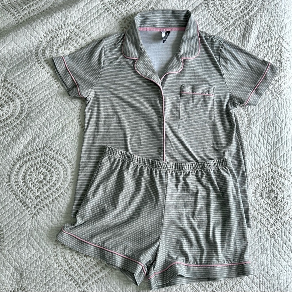 Like New Buttery Soft 2 Piece Short Sleeve Shirt & Shorts Pajama Set Sz Lg PJs